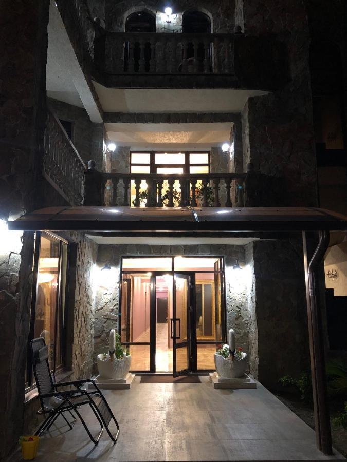 Гостевой Дом Siella Hotel Sukhumi Bagian luar foto