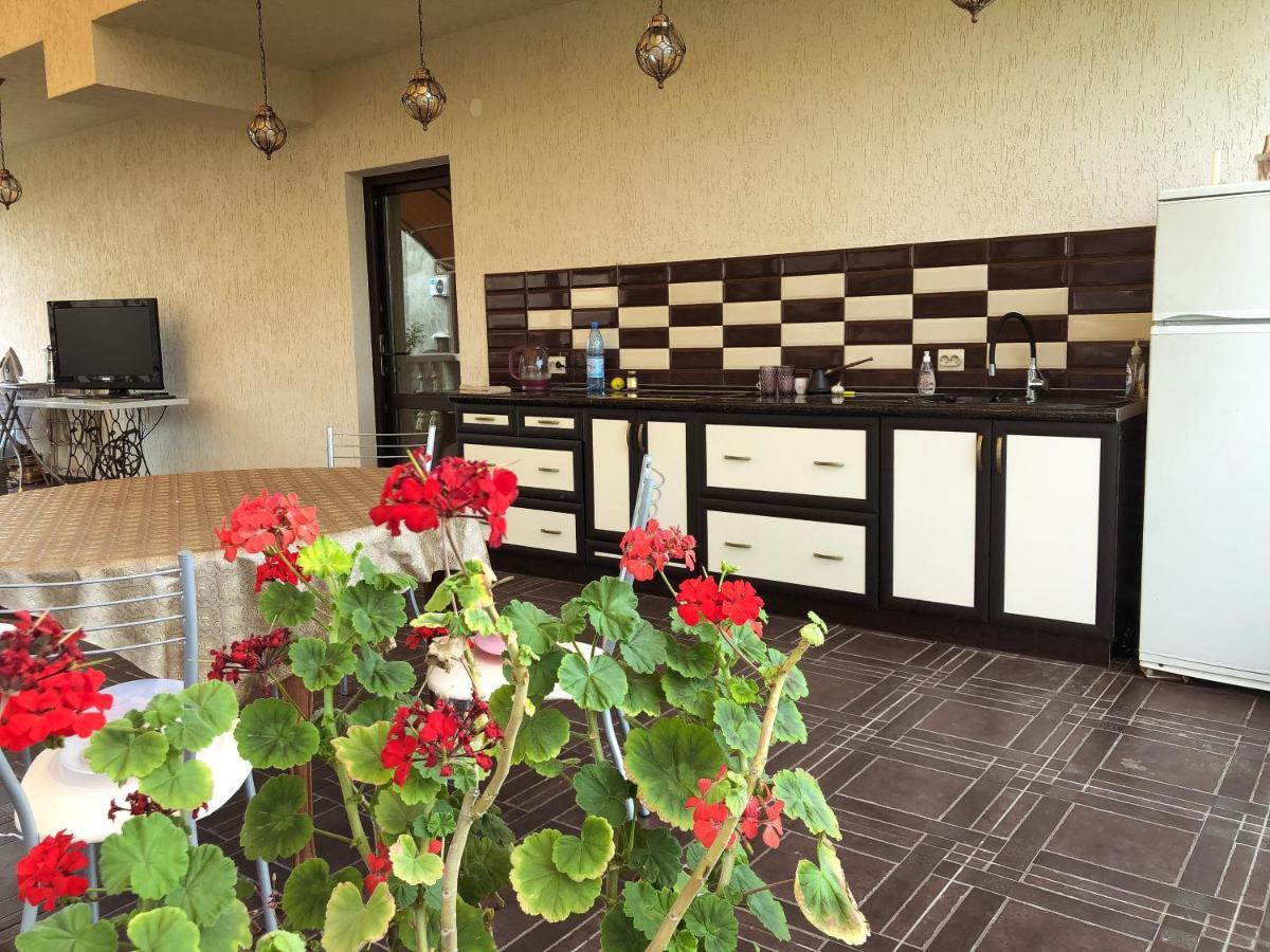 Гостевой Дом Siella Hotel Sukhumi Bagian luar foto
